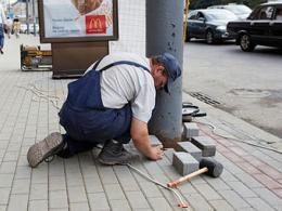 Тротуарная плитка или асфальт: что лучше для укладки во дворе частного дома? 